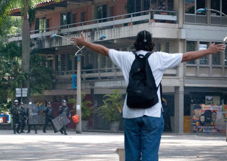 Casos conocidos por la Agencia de Prensa IPC revelan que no sólo los estudiantes están siendo afectados por las acciones del Esmad. Trabajadores, empleadas y hasta visitantes han quedado en medio de este situación. Foto Cortesía.