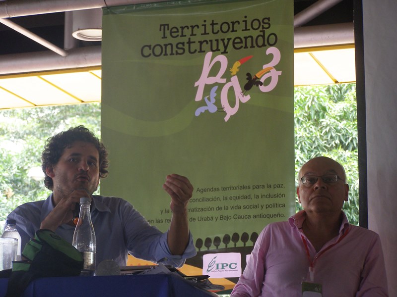 Diego Bautista, asesor de la Oficina del Alto Comisionado para la Paz (izquierda) y Álvaro Villarraga, coordinador de Acuerdos para la Verdad de la Comisión Nacional de Memoria Histórica (derecha).