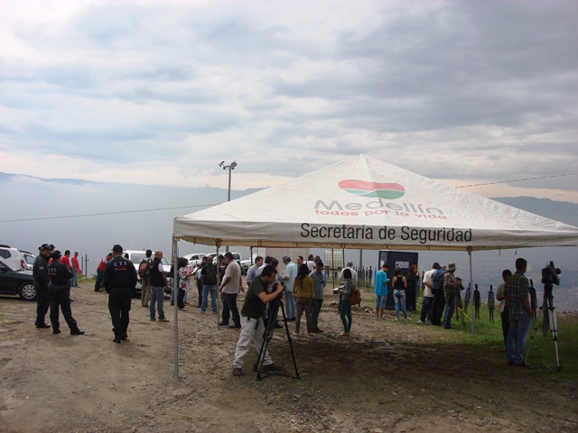 En el sitio de las excavaciones hay un campamento para las víctimas quienes se distribuyeron en grupos de 10 para acompañar el proceso . Cada día un grupo de mujeres llega al sitio para mirar cómo avanzan las labores. Este jueves 10 de septiembre se realizó una rueda de prensa entregando el primer balance oficial de la búsqueda.