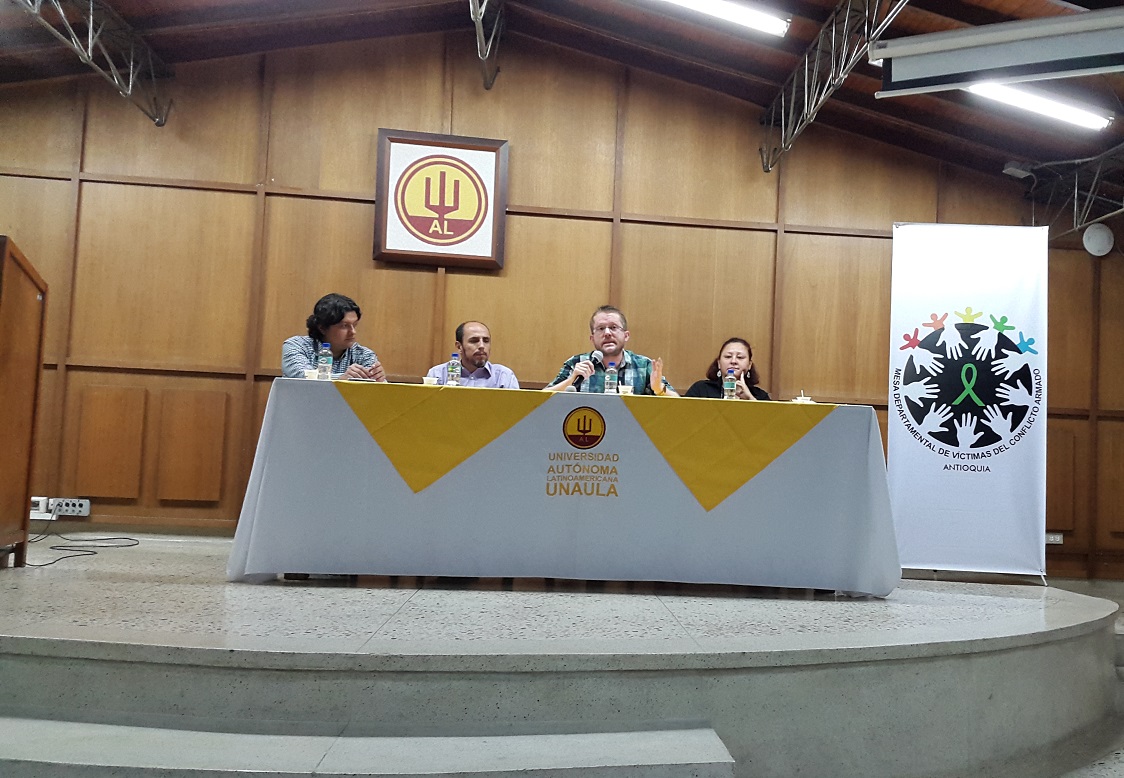 La mesa de la sociedad civil está integrada por organizaciones de víctimas de las nueve subregiones de Antioquia, con el acompañamiento de organizaciones sociales como Región, Conciudadanía, el Instituto Popular de Capacitación (IPC) y Viva la Ciudadanía.