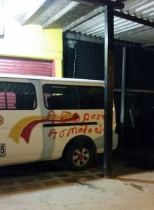 Algunos vehículos fueron pintados con las iniciales del grupo posparamilitar. Foto: Yeison Rojas.