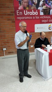 En la foto, el padre Javier Giraldo, homenajeado durante la audiencia simbólica de la Sala de Justicia y Paz en Apartadó