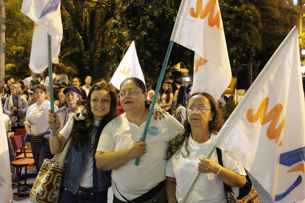 En el centro, Luz Mery Velásquez sosteniendo la bandera del Movimiento de Víctimas de Crímenes de Estado (Movice)