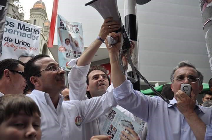 Foto de la campaña a la Alcaldía de Medellín de Federico Gutiérrez en el 2011. Ese año, el actual alcalde, Federico Gutiérrez, recibió el respaldo del expresidente y hoy senador Álvaro Uribe Vélez, quien en las elecciones del plebiscito por la paz promovió el voto por el NO.